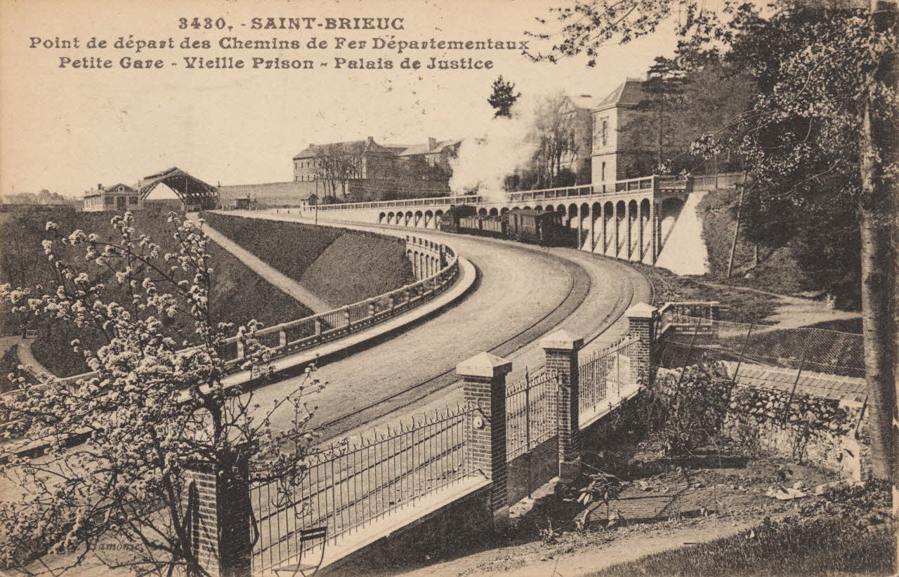 carte postale PETITE GARE, VIEILLE PRISON Côtes-d'Armor 1922 014810 Photo
