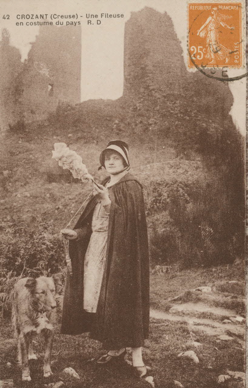 carte postale UNE FILEUSE EN COSTUME DU PAYS Creuse 1925 015058 Photo