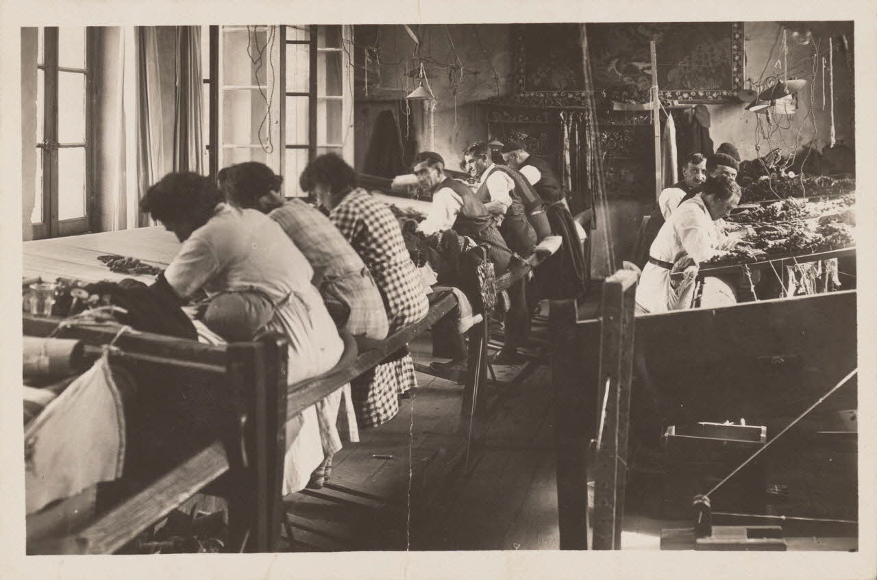 carte postale INTERIEUR D'UNE FABRIQUE DE TAPIS Creuse 1920-1950 015113 Photo