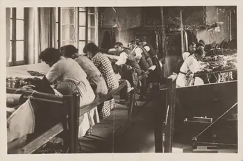 carte postale INTERIEUR D'UNE FABRIQUE DE TAPIS Creuse 1920-1950 015113 Photo