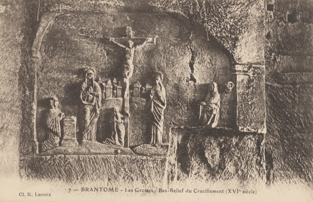 carte postale LES GROTTES ; BAS-RELIEF DU CRUCIFIEMENT (XVIe S) Dordogne 1903-1920 015212 Photo