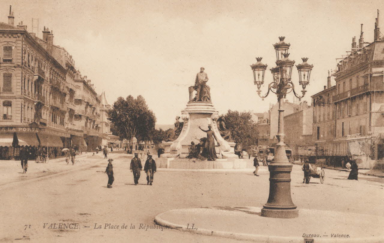 carte postale LA PLACE DE LA REPUBLIQUE Drôme 1903-1920 016014 Photo