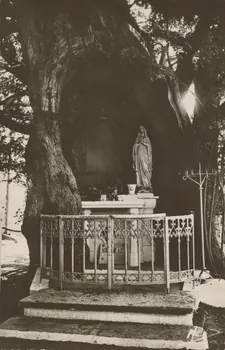 carte postale STATUE DE ND DE LOURDES DANS IF  DE 1500 ANS Eure 1950 016244 Photo