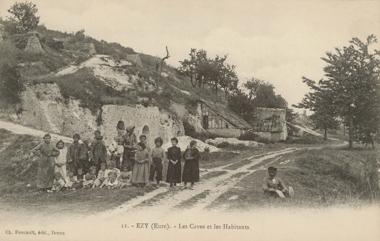 carte postale EZY LES CAVES ET LES HABITANTS Eure 1903-1950 016313 Photo