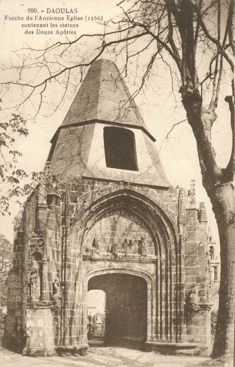 carte postale PORCHE ANCIENNE EGLISE (1566). STATUES 12 APOTRES Finistère 1903-1920 017915 Photo