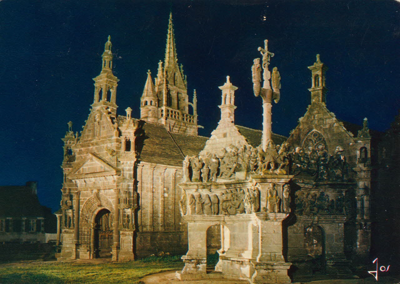 carte postale EGLISE PAROISSIALE, PORCHE SCULPTE, CALVAIRE 1581 Finistère 1950 017963 Photo