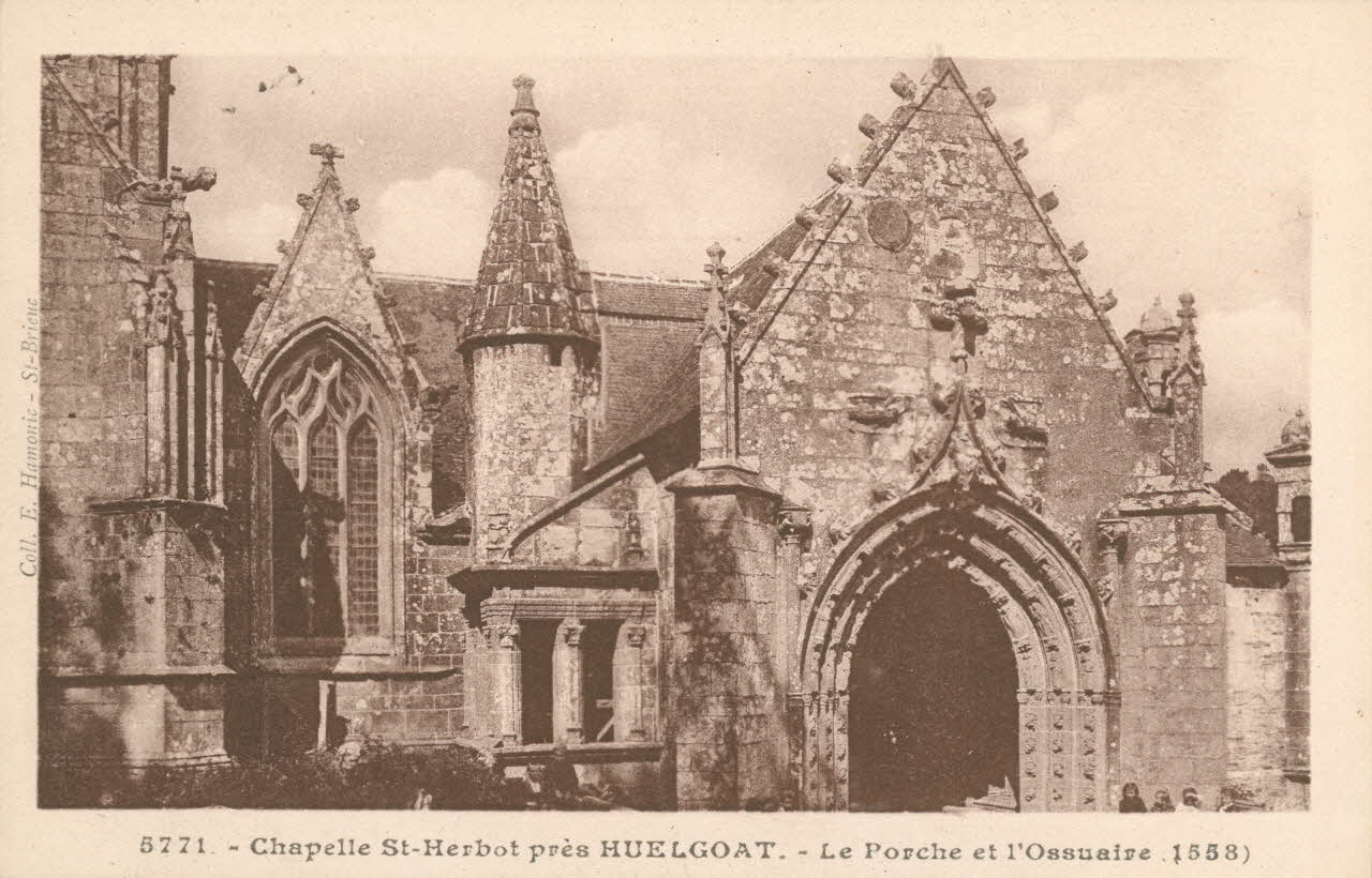 carte postale CHAPELLE SAINT-HERBOT. ; LE PORCHE ET L'OSSUAIRE Finistère 1903-1920 018001 Photo