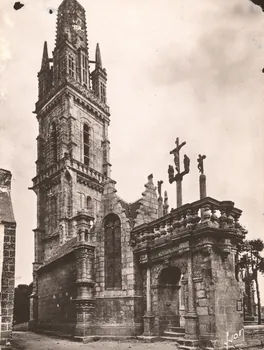 carte postale L'ARC DE TRIOMPHE ET L'EGLISE Finistère 1953 018020 Photo