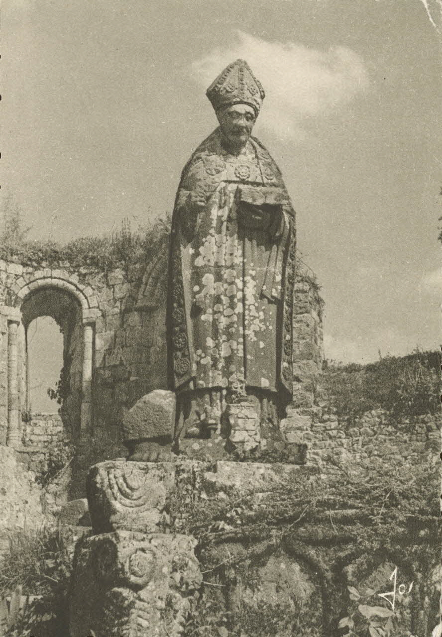 carte postale STATUE DE SAINT GUENOLE, RUINES DE L'EGLISE Finistère 1950 018048 Photo