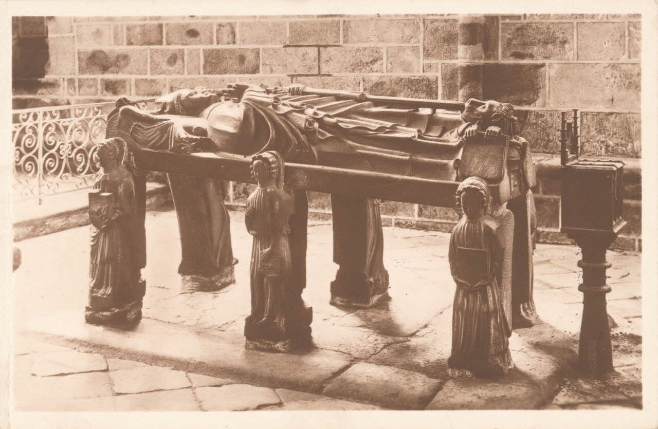 carte postale INTERIEUR DE L'EGLISE. TOMBEAU DE ST ROHAN Finistère 1921-1950 018076 Photo