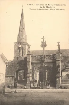 carte postale CLOCHER ET ARC DE TRIOMPHE DE LA MARTYRE (XV,XVIeS) Finistère 1903-1920 018081 Photo