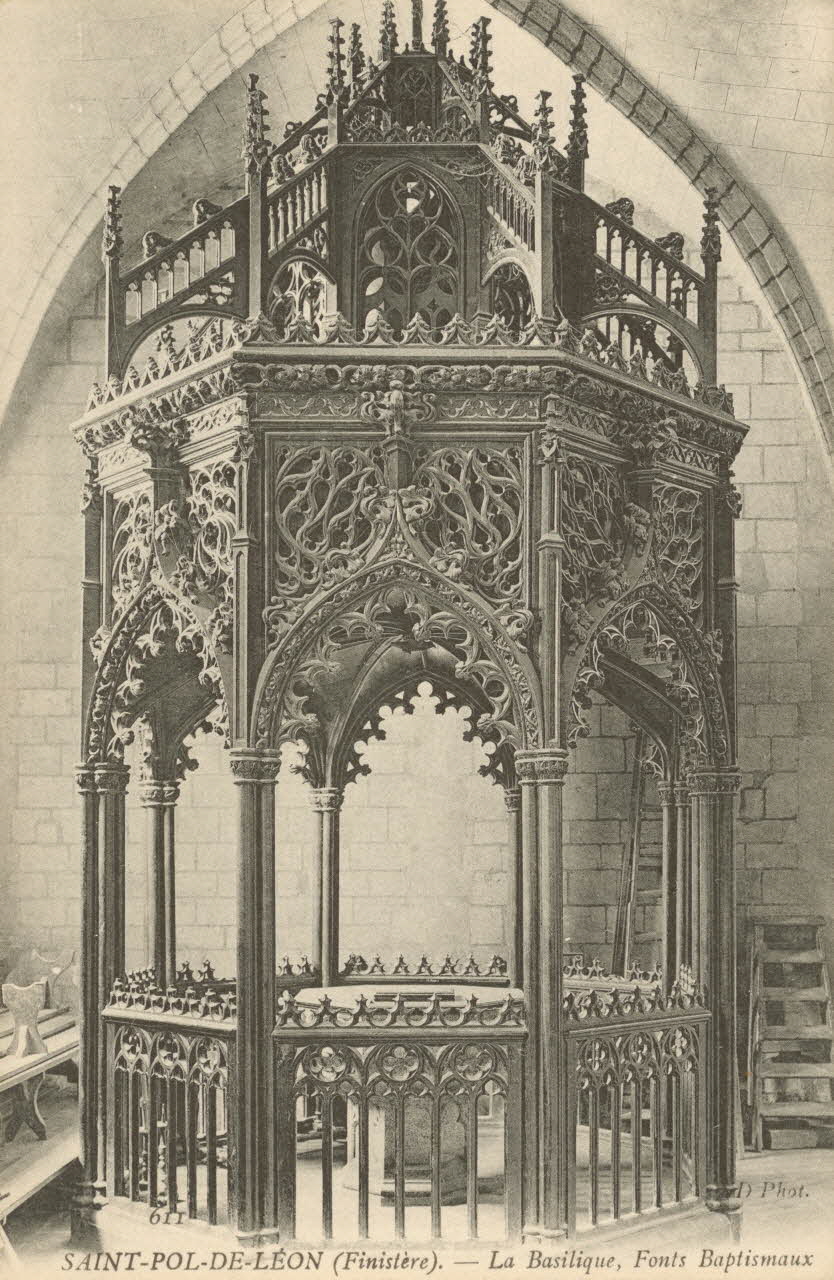 carte postale LA BASILIQUE, FONTS BAPTISMAUX Finistère 1903-1920 018352 Photo