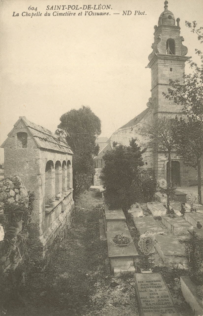 carte postale LA CHAPELLE DU CIMETIERE ET L'OSSUAIRE Finistère 1903-1920 018357 Photo