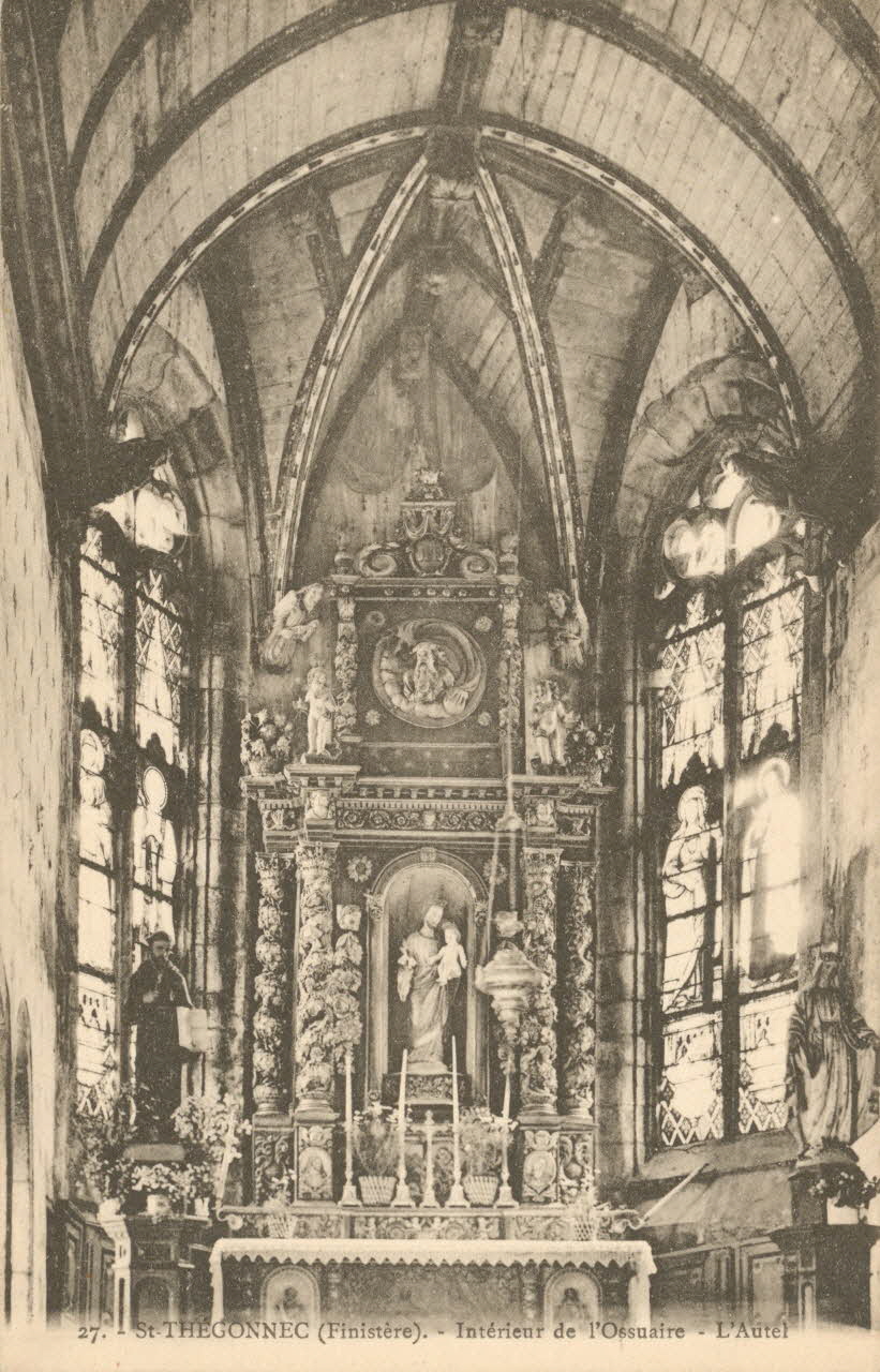 carte postale INTERIEUR DE L'OSSUAIRE ; L'AUTEL Finistère 1925 018371 Photo