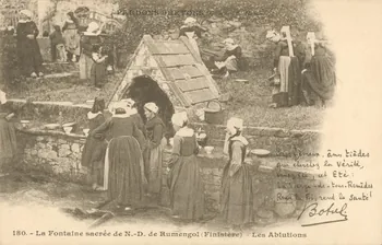 carte postale FONTAINE SACREE ND RUMENGOL. LES ABLUTIONS Finistère 1903 018433 Photo