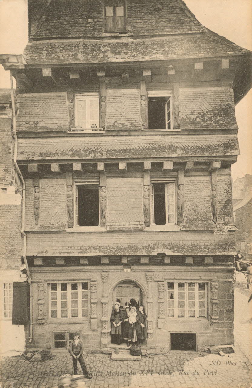 carte postale VIEILLE MAISON RUE DU PAVE, 16EME Finistère 1907 018707 Photo