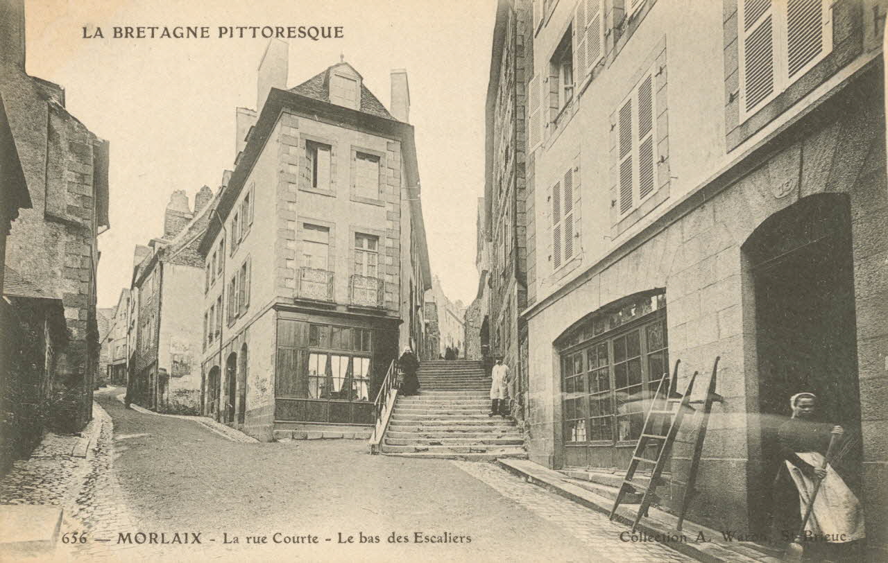 carte postale LA RUE COURTE, LE BAS DES ESCALIERS Finistère 1903 018800 Photo
