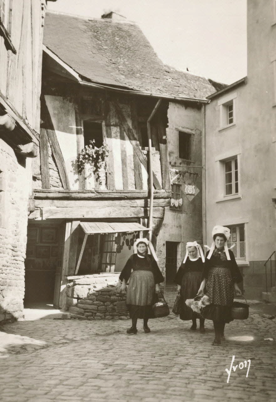 carte postale LE VIEUX QUARTIER Finistère 1950 018871 Photo