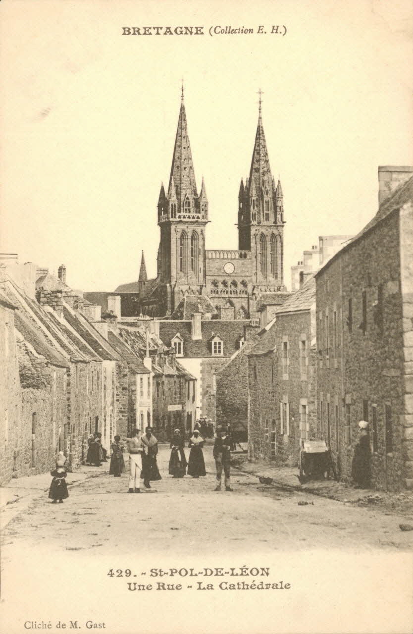carte postale UNE RUE, LA CATHEDRALE Finistère 1903 018917 Photo