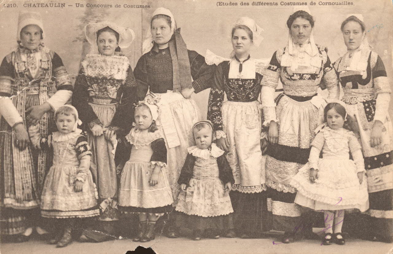 carte postale UN CONCOURS DE COSTUMES Finistère 1903 018928 Photo