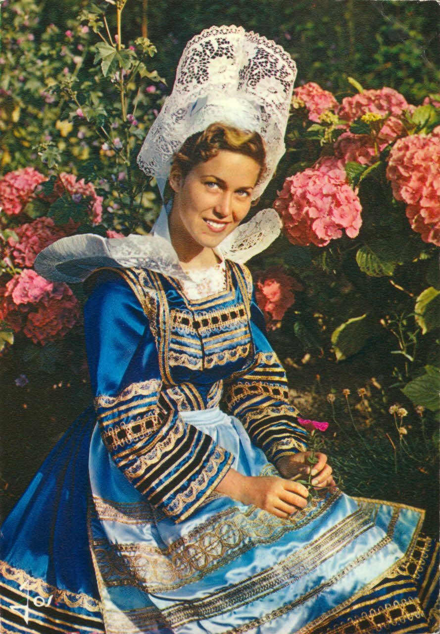 carte postale JEUNE FILLE EN COSTUME 1982 018933 Photo