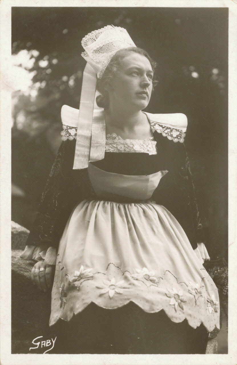 carte postale JEUNE FILLE DE BANNALEC Finistère 1950 018994 Photo