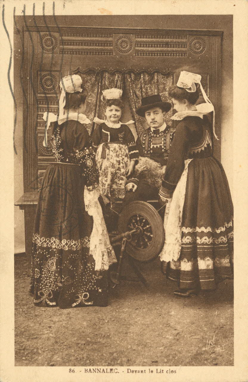 carte postale DEVANT LE LIT CLOS Finistère 1933 018995 Photo