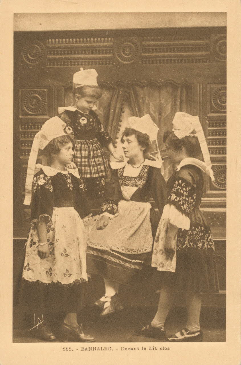 carte postale DEVANT LE LIT CLOS Finistère 1928 018999 Photo Mucem