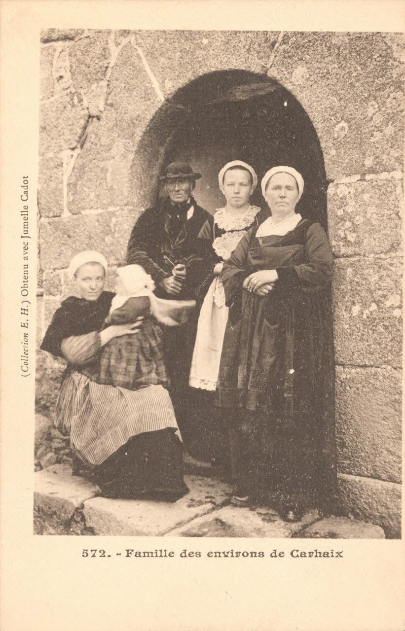 carte postale FAMILLE DE CARHAIX Finistère 1903 019050 Photo