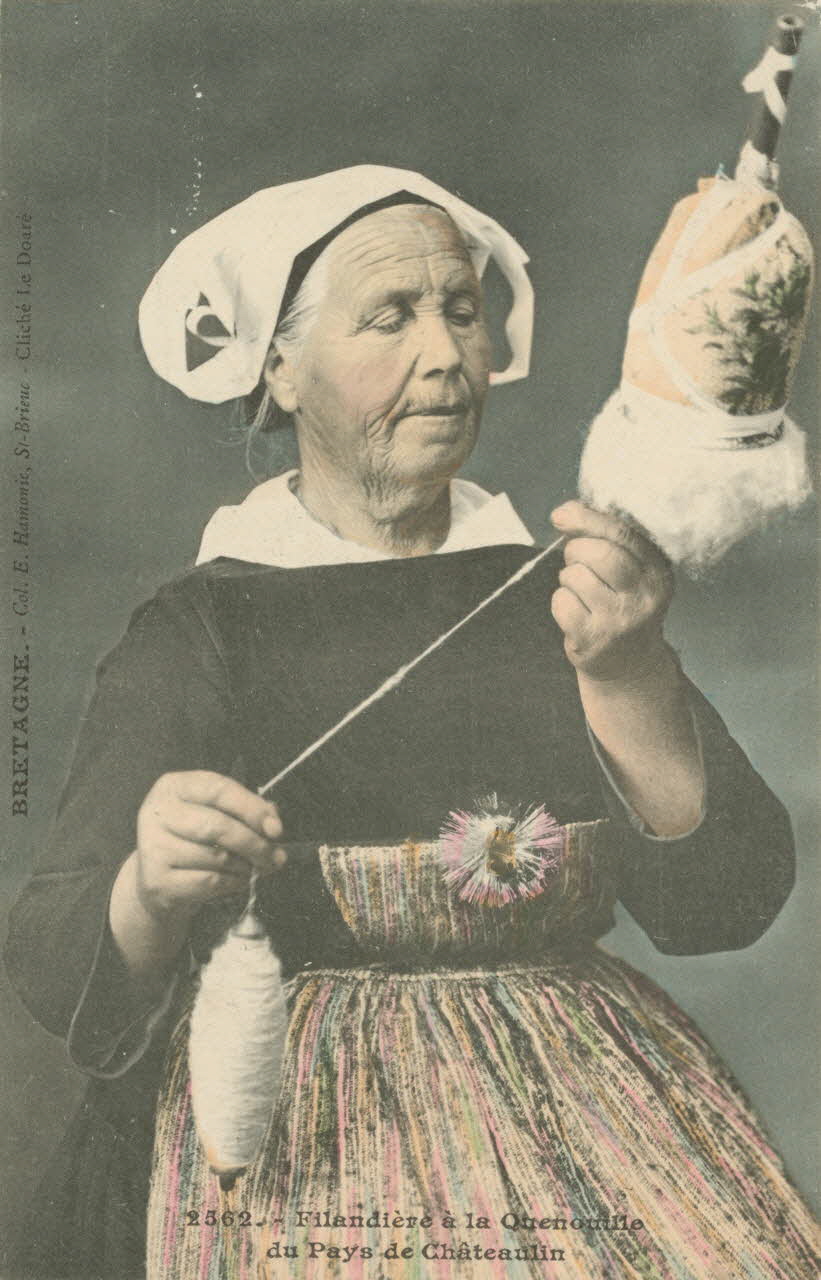 carte postale FILANDIERE A LA QUENOUILLE Finistère 1903-1920 019059 Photo