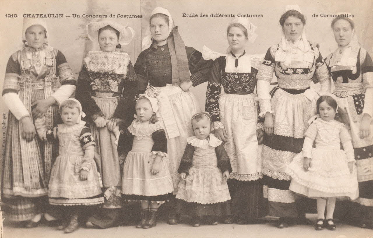 carte postale UN CONCOURS DE COSTUMES Finistère 1903-1920 019080 Photo