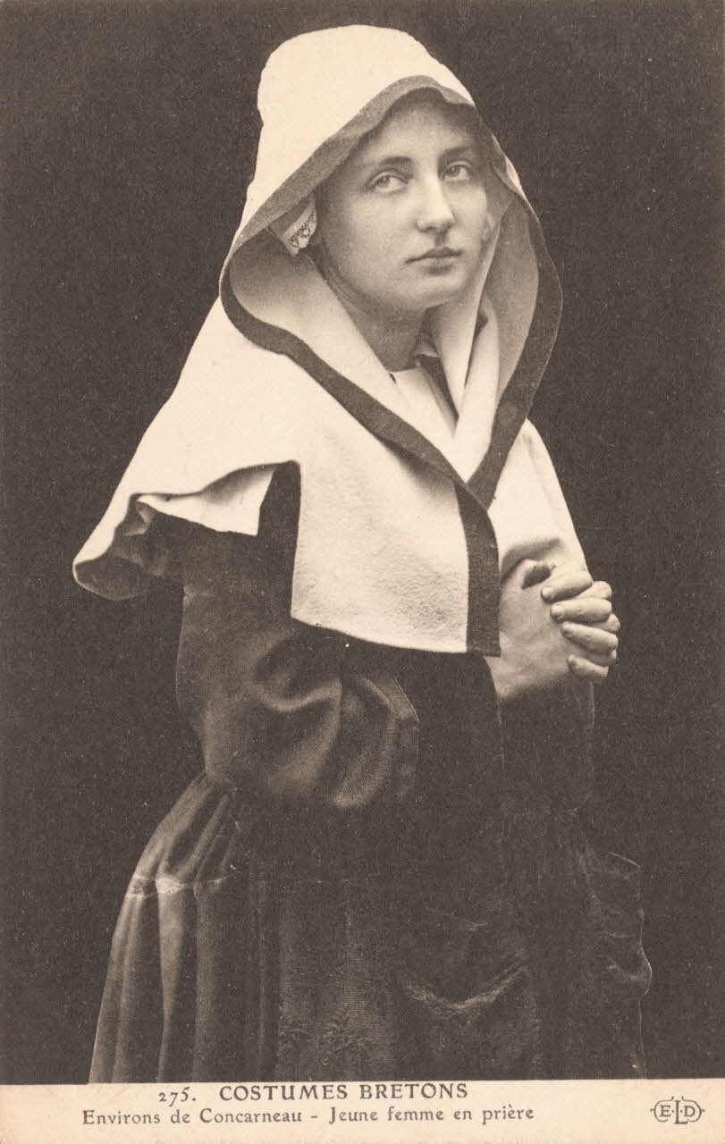 carte postale JEUNE FEMME EN PRIERE Finistère 1903-1920 019108 Photo