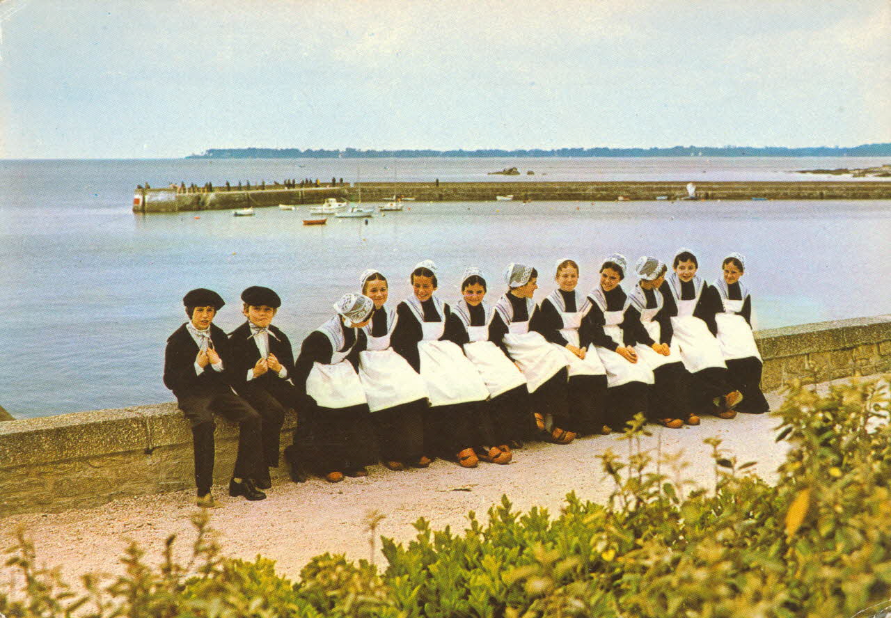 carte postale GROUPE D'ENFANTS BUGALE AR MOR Finistère 1980 019136 Photo