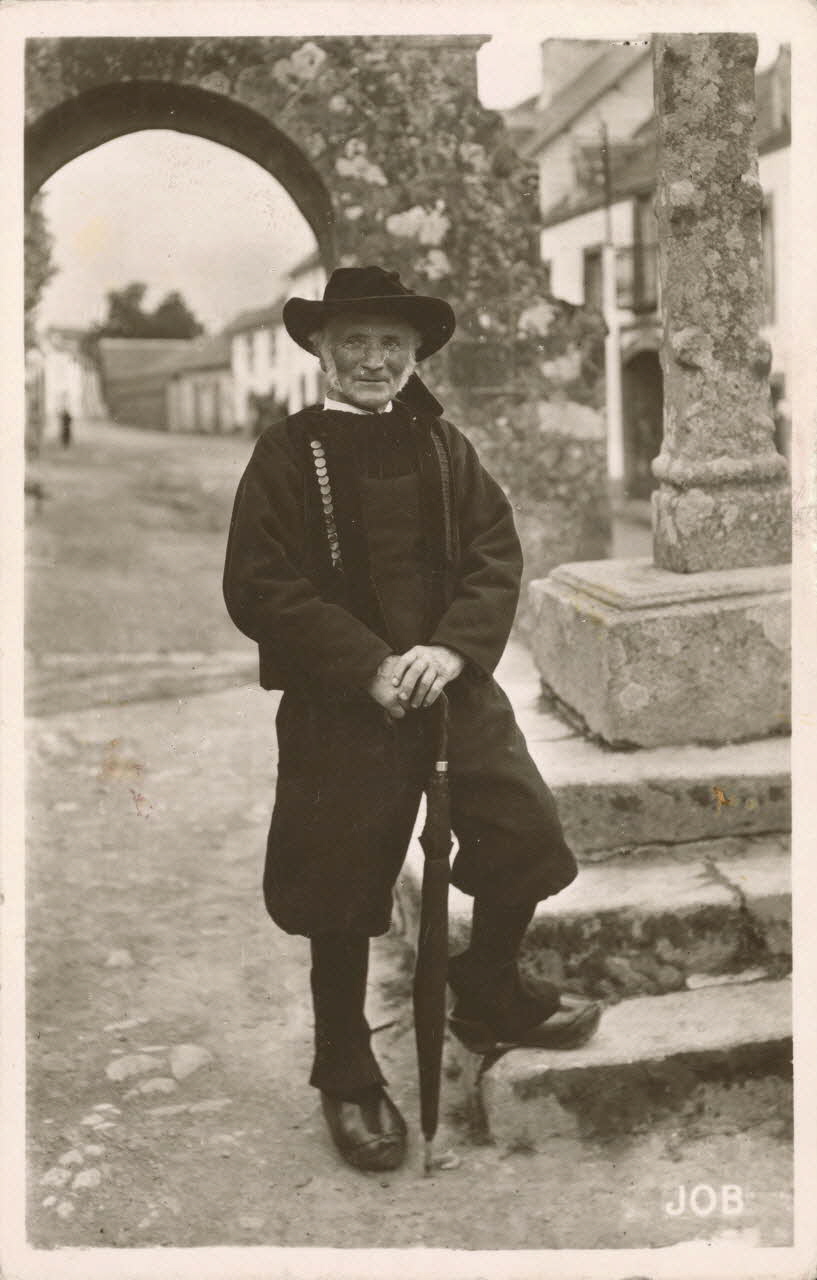 carte postale UN NOTABLE DE GOUEZEC Finistère 1956 019267 Photo