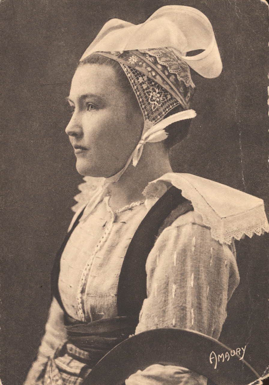 carte postale JEUNE FILLE DE GOUEZEC Finistère 1921-1950 019274 Photo