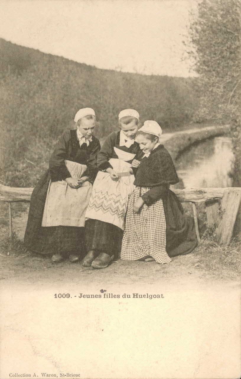 carte postale JEUNES FILLES DU HUELGOAT Finistère 1903 019285 Photo