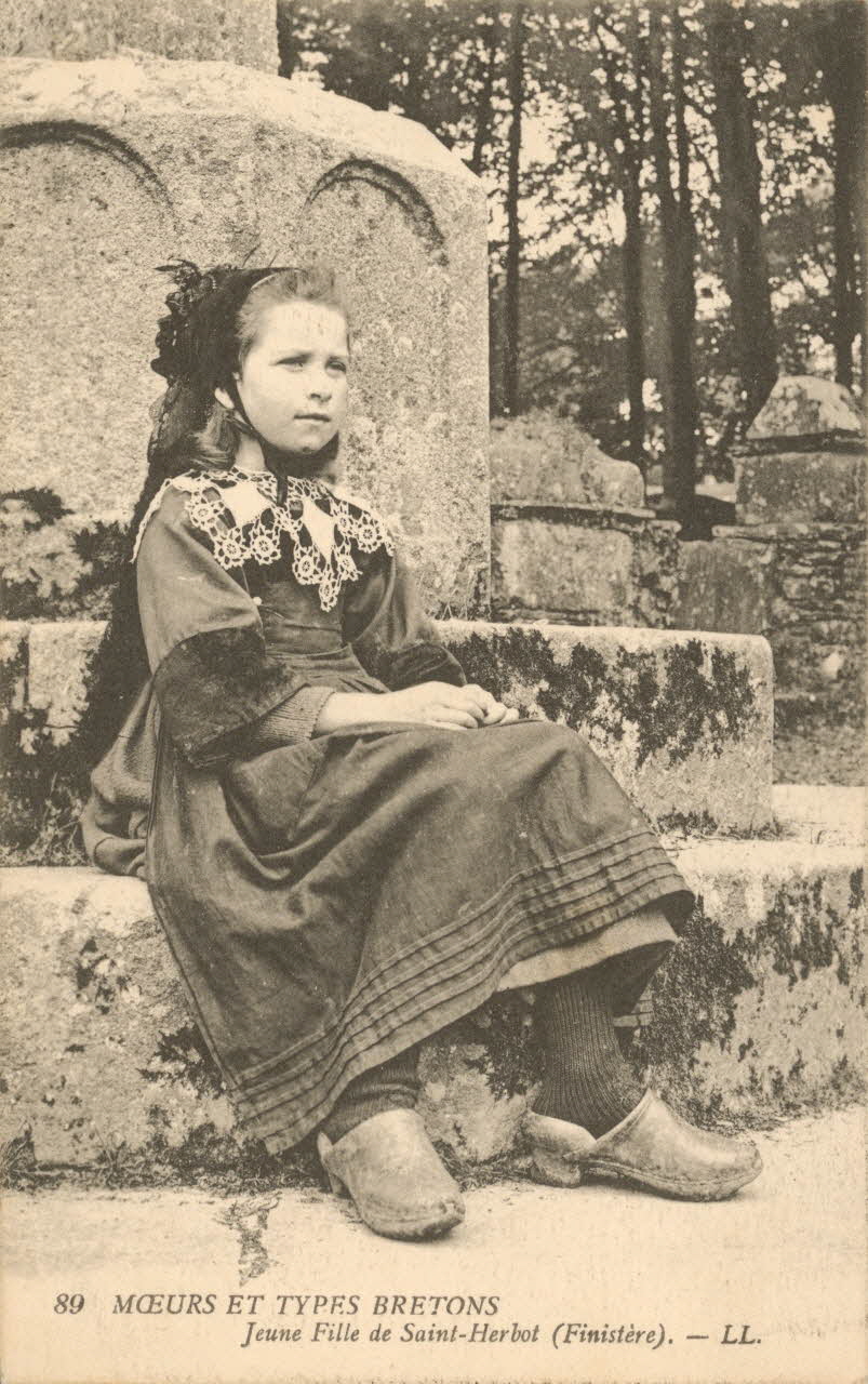 carte postale JEUNE FILLE DE SAINT HERBOT Finistère 1921-1950 019288 Photo