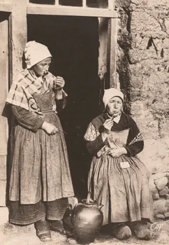 carte postale FEMMES FUMANT LA PIPE Finistère 1959 019339 Photo