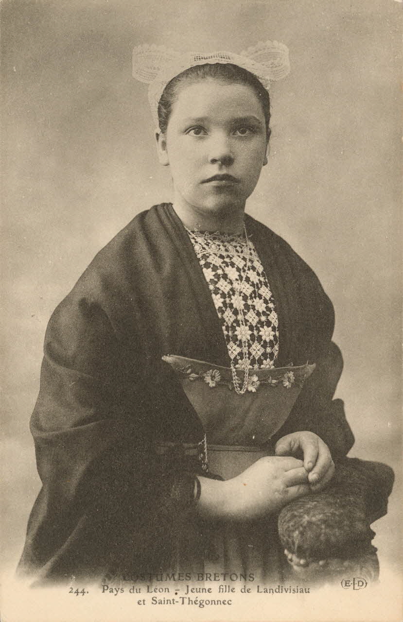 carte postale JEUNE FILLE Finistère 1903-1920 019346 Photo
