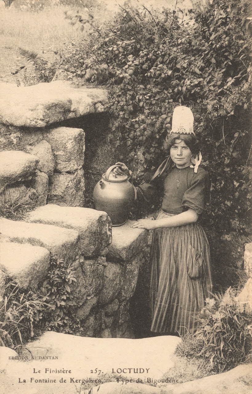 carte postale LA FONTAINE DE KERGOLVEN Finistère 1921-1950 019359 Photo