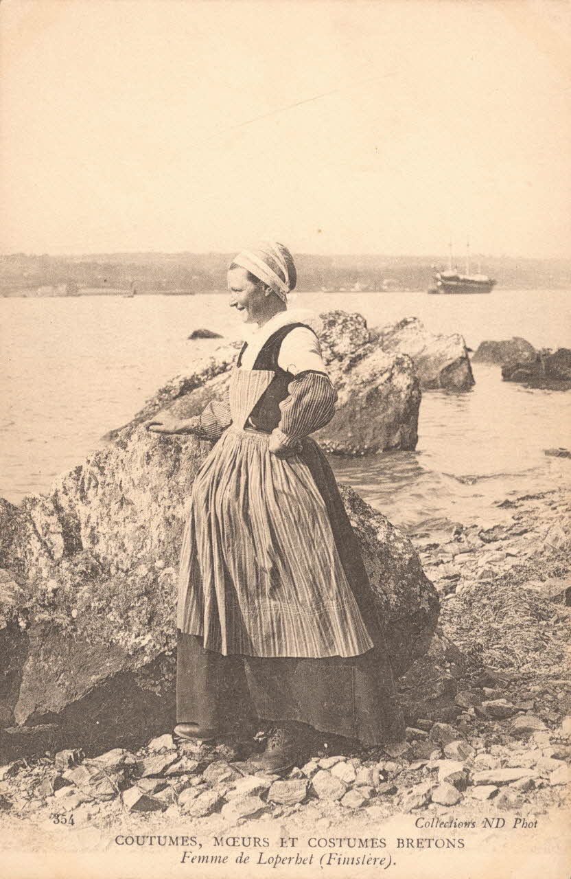 carte postale FEMME DE LOPERHET Finistère 1921-1950 019360 Photo