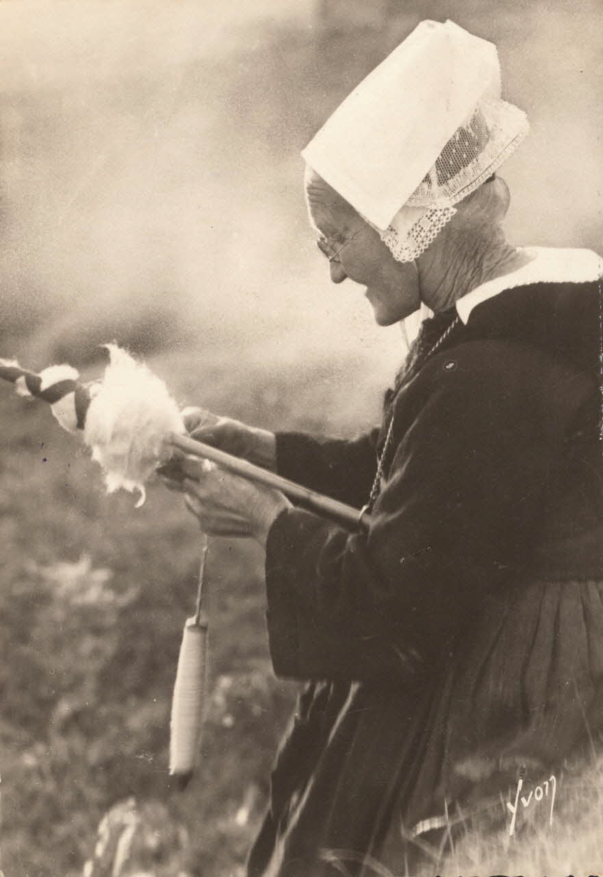 carte postale VIEILLE COIFFE ET COSTUME Finistère 1950 019371  Photo