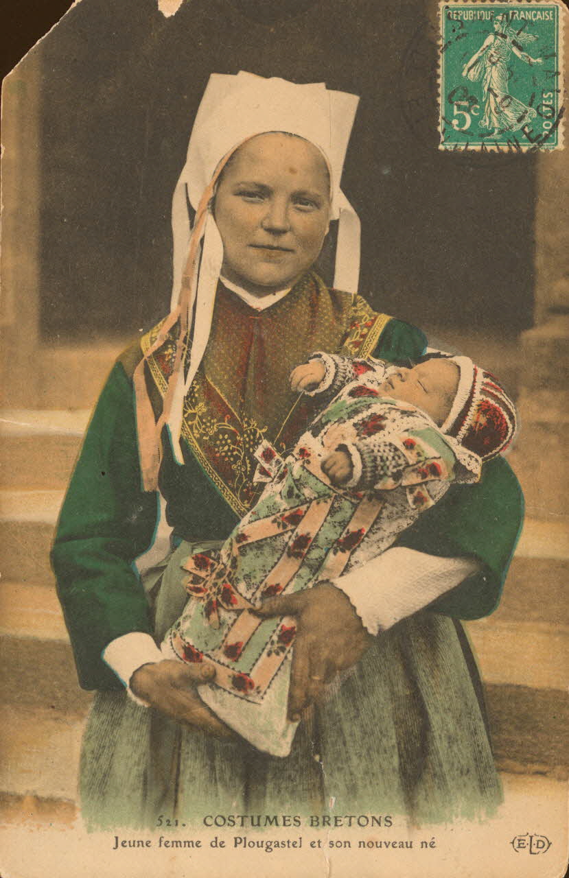 carte postale JEUNE FEMME ET SON NOUVEAU-NE Finistère 1905 019479 Photo