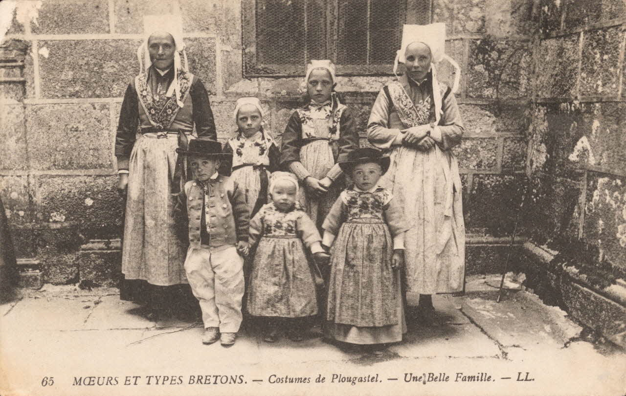 carte postale UNE BELLE FAMILLE Finistère 1929 019481 Photo