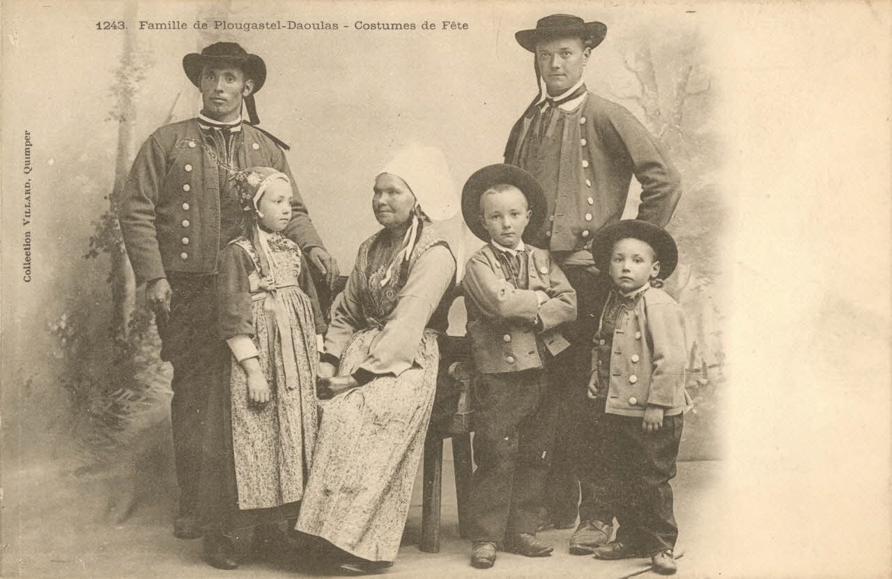 carte postale FAMILLE, COSTUMES DE FETE Finistère 1903 019492 Photo