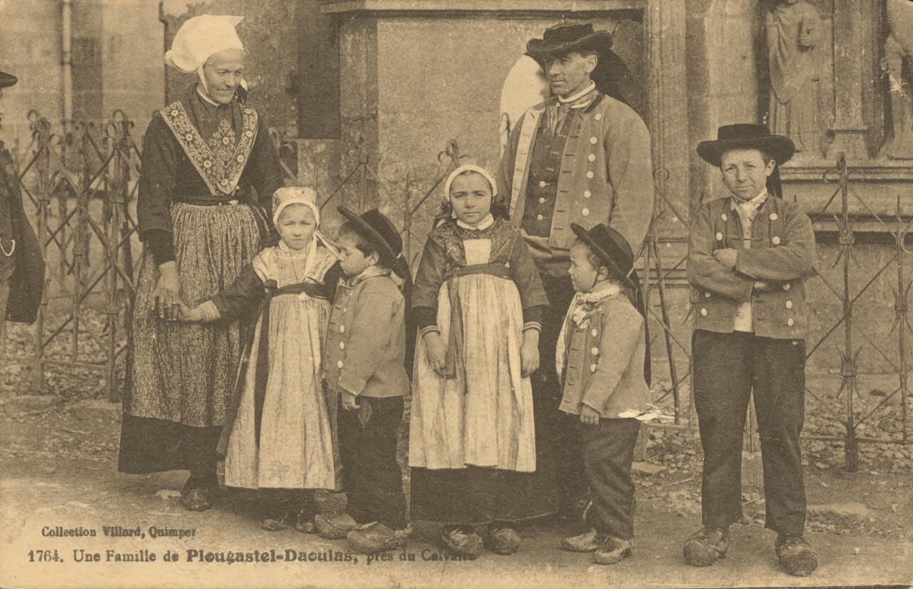 carte postale UNE FAMILLE PRES DU CALVAIRE Finistère 1903-1920 019493 Photo