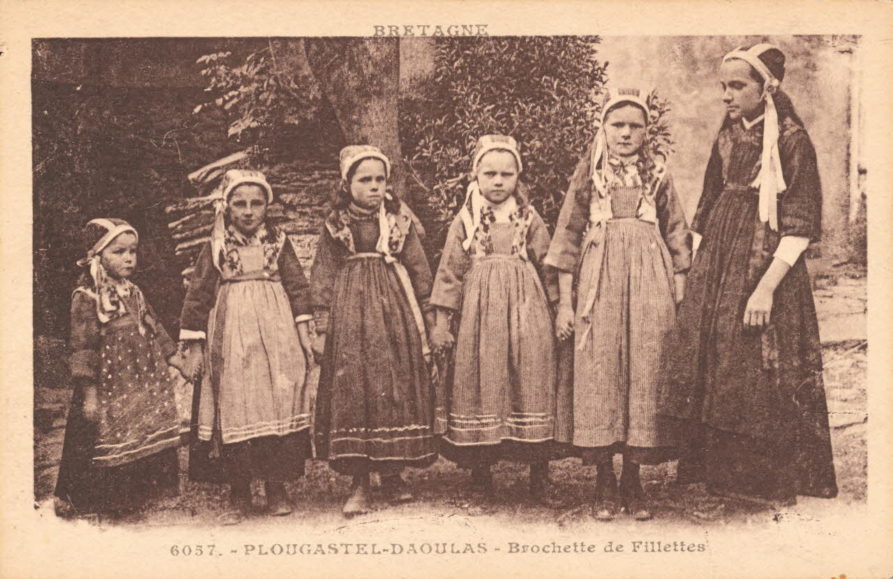 carte postale BROCHETTE DE FILLETTES Finistère 1903-1920 019499 Photo