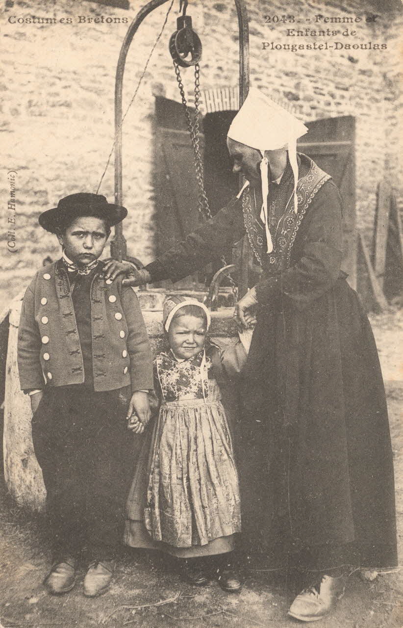 carte postale FEMME ET ENFANTS DE PLOUGASTEL Finistère 1903-1920 019504 Photo