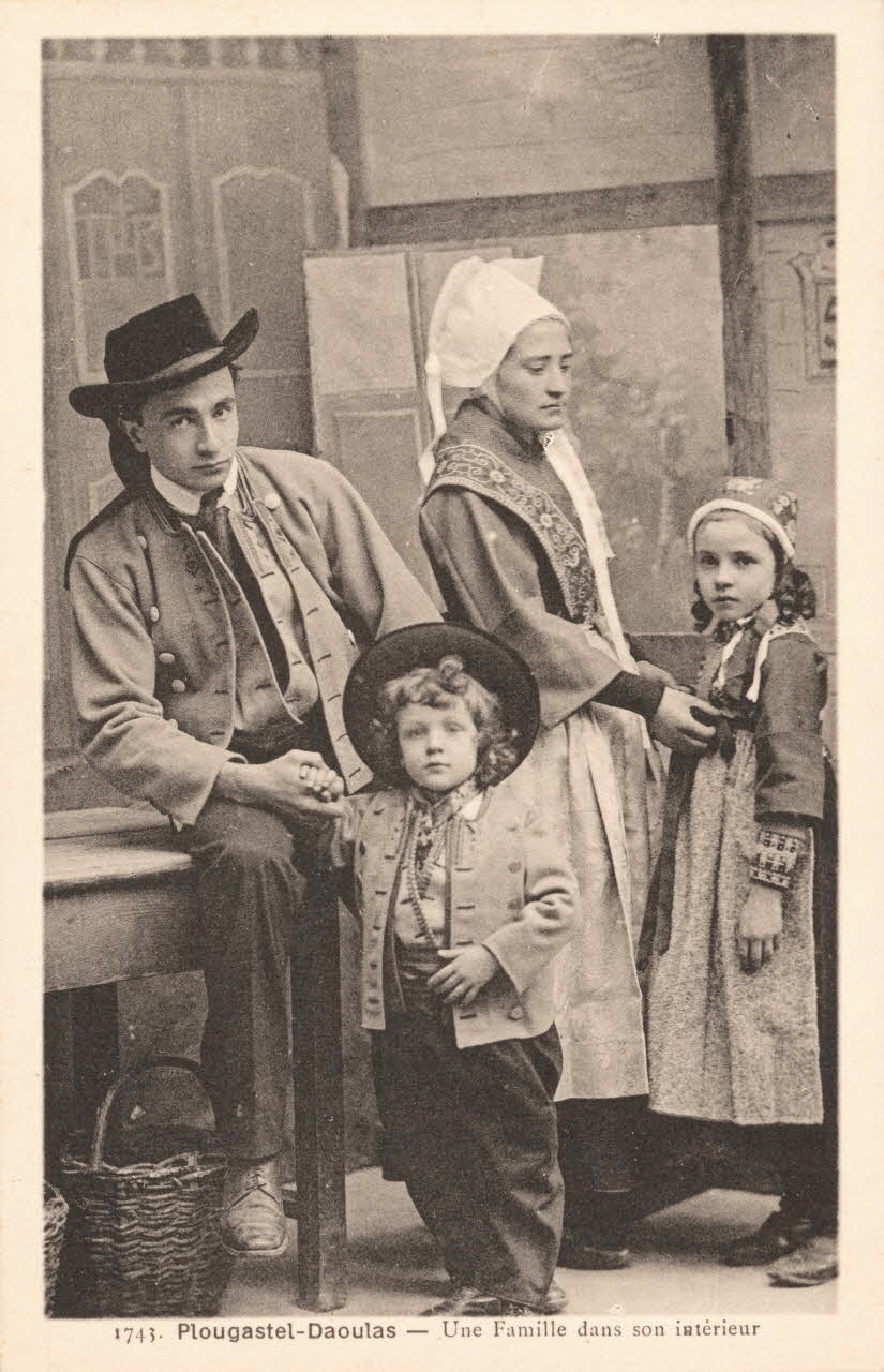 carte postale UNE FAMILLE DANS SON INTERIEUR Finistère 1903-1920 019514 Photo