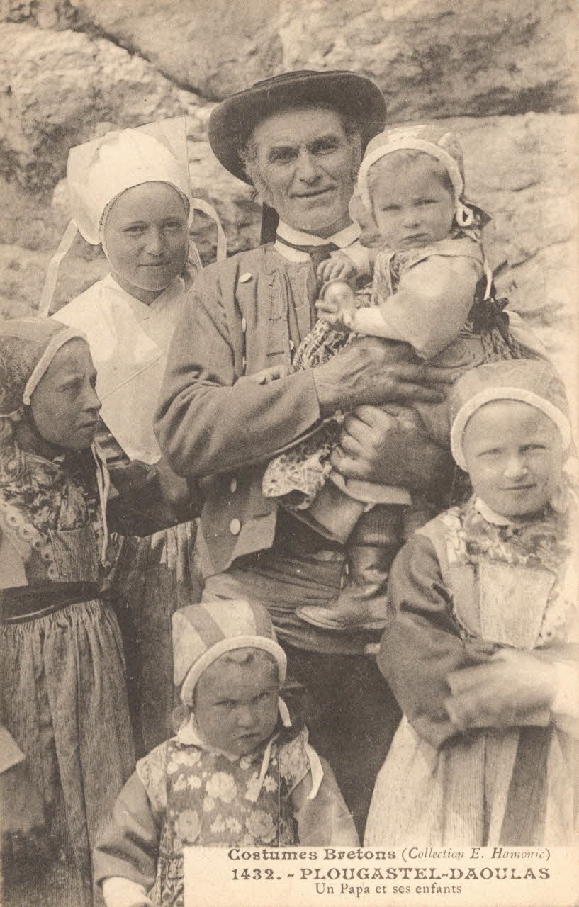 carte postale UN PAPA ET SES ENFANTS Finistère 1903-1920 019517 Photo